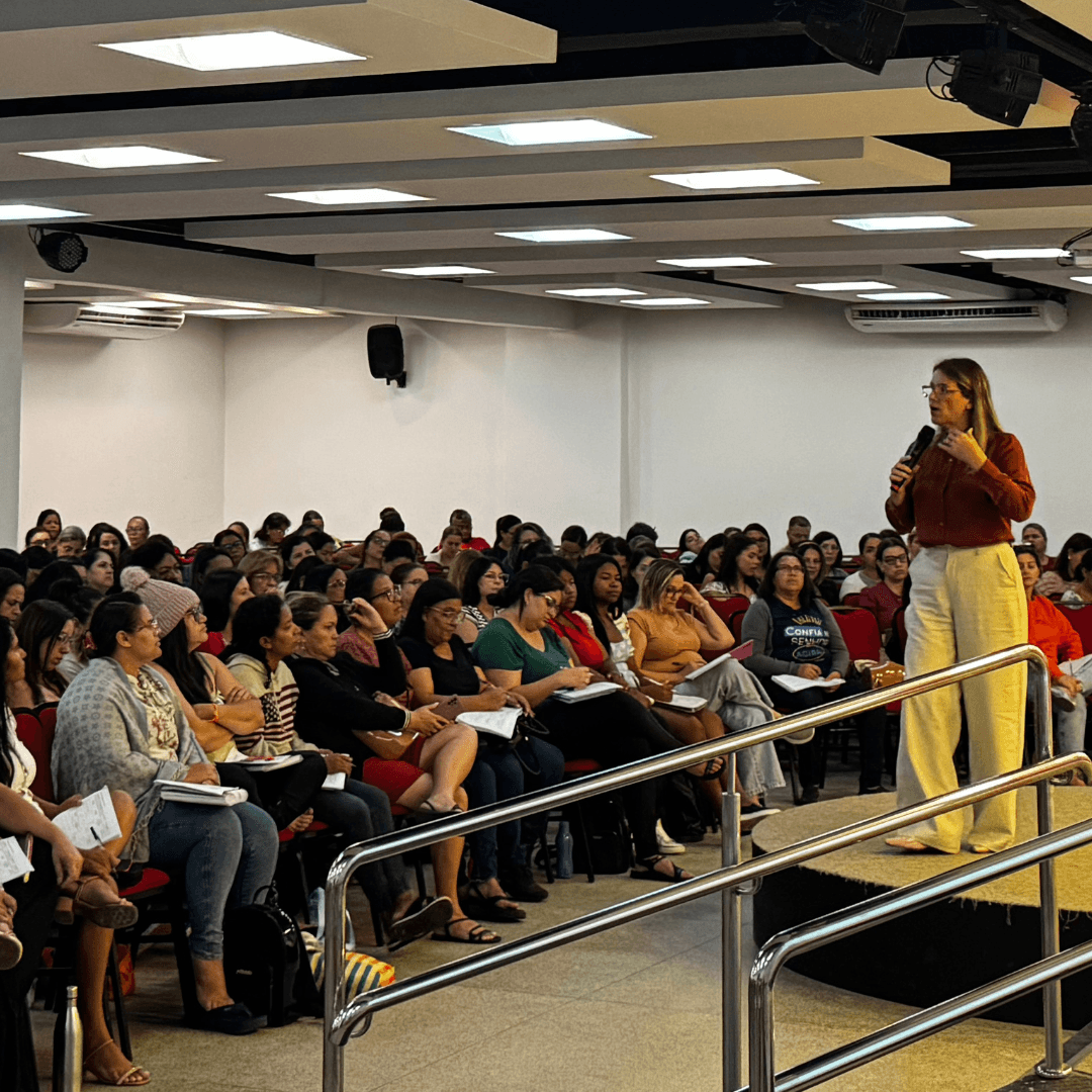 Professora Carla Oliveira em palestra